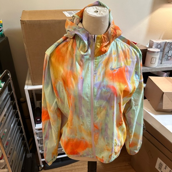 Like new Nike lightweight running rain jacket - Picture 7 of 10